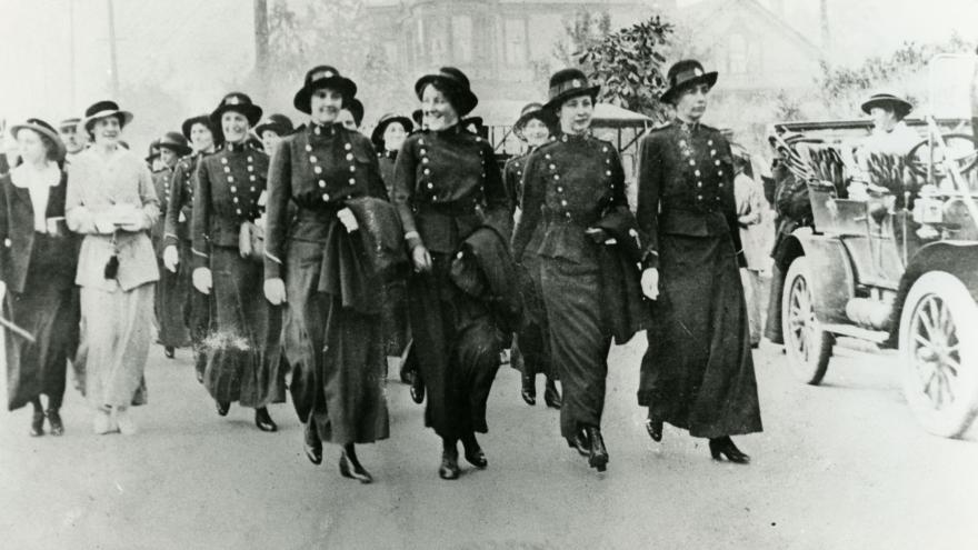 ARCHIVES-Canadian Women’s Nursing Corps leaving Victoria, 1915 CA PR111-v991-030-001