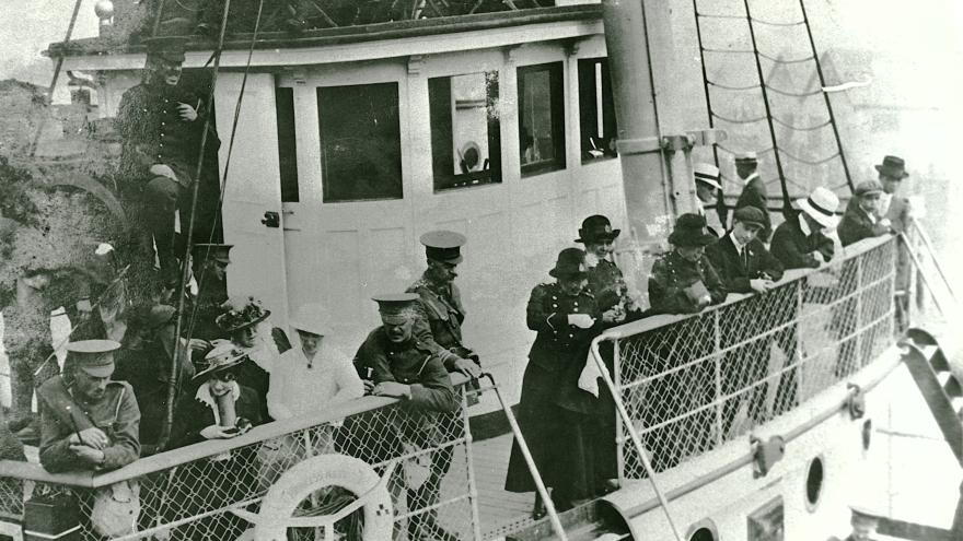 ARCHIVES-Canadian Women’s Nursing Corps leaving Victoria by ship (ca. 1915) CA PR111-v991-030-002