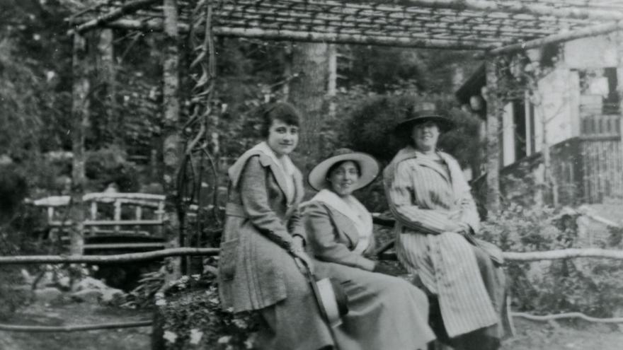 Three unidentified women, Japanese Tea Gardens, ca. 1915, Toyo Takata Fonds